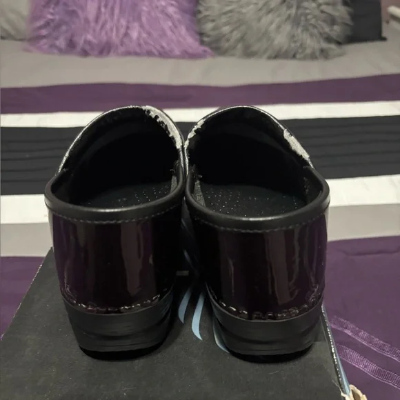 Dansko Women’s Shiny Dark Purple Clogs - Picture 7 of 11